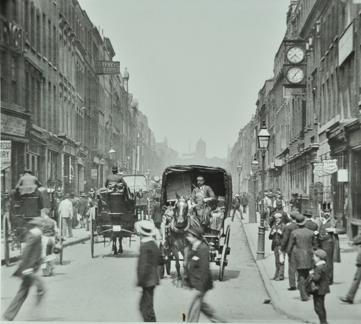 Hatton Garden: ser norrut från Holborn Circus, London, 1895 av English Photographer