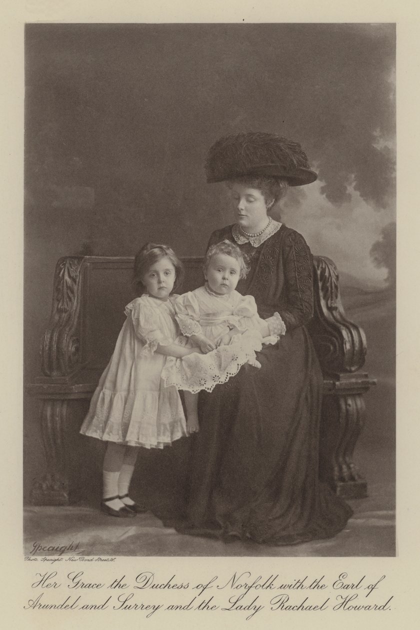 Hennes nåd hertiginnan av Norfolk med earlen av Arundel och Surrey och lady Rachael Howard (svartvitt foto) av English Photographer