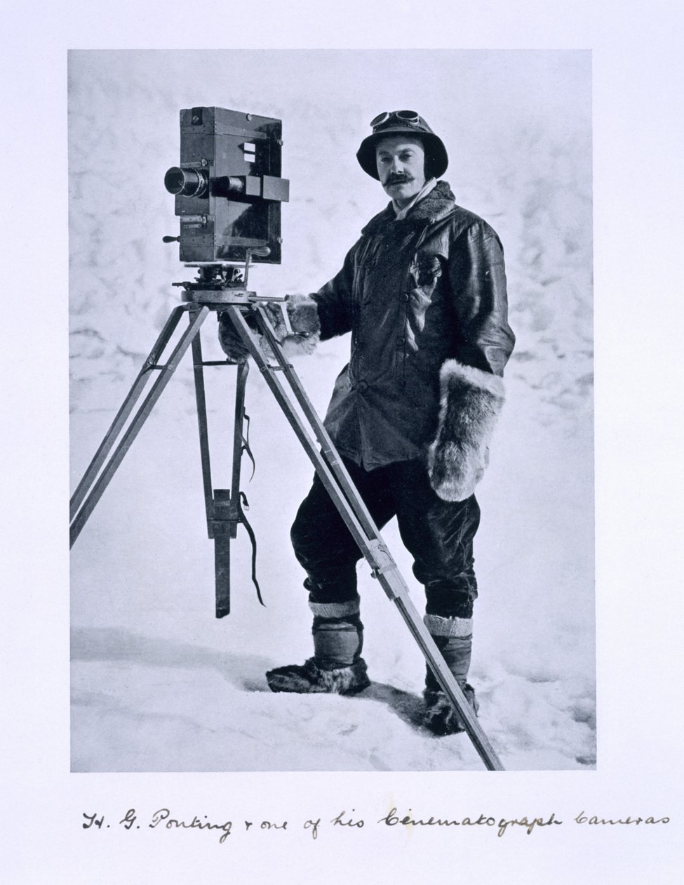 Herbert Ponting (1870-1935) med en filmkamera på Terra Nova-expeditionen (1910-13) till Sydpolen under ledning av kapten Scott, 1910-12 av English Photographer