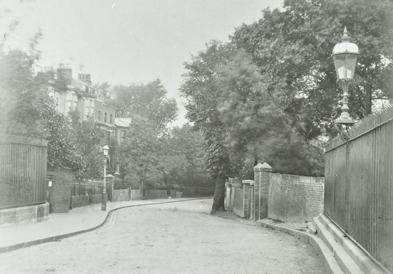 Highgate Archway: östlig infart med gammal lampa fäst vid räcken, 1896 av English Photographer