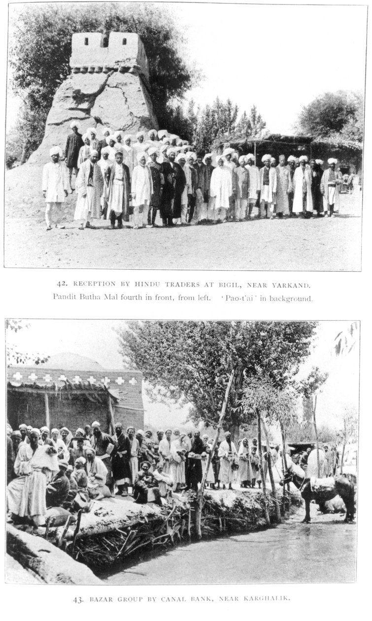 Hinduiska handlare i Bigil, nära Yarkand och en grupp vid en basar nära Kharghalik, från Ruins of Desert Cathay av Sir Aurel Stein, publicerad 1912 av English Photographer