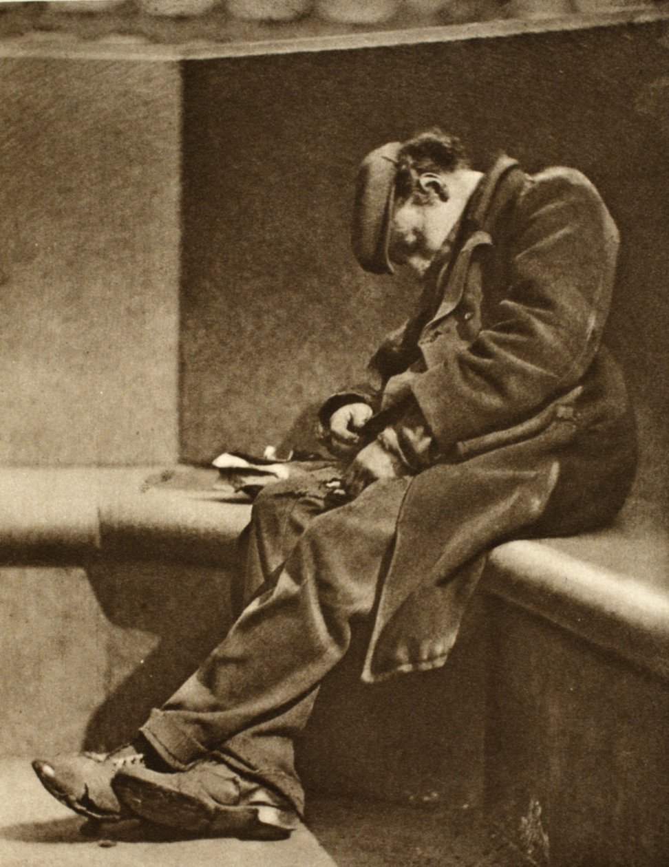 Hemlös man på Blackfriars Bridge, från Wonderful London, publicerad 1926-27 (fotogravyr) av English Photographer