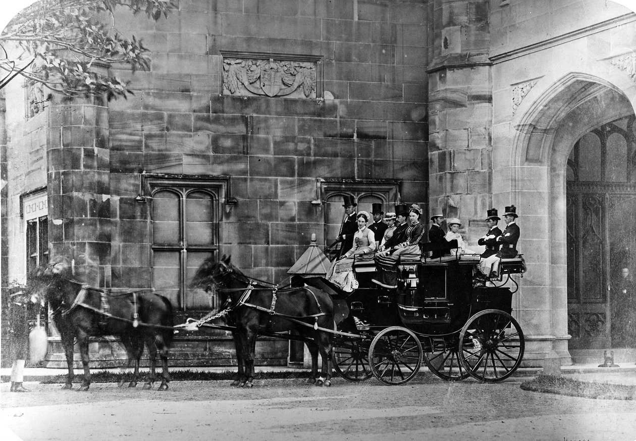 Hästdragen buss utanför ett nygotiskt herrgårdshem, ca 1870-90 av English Photographer