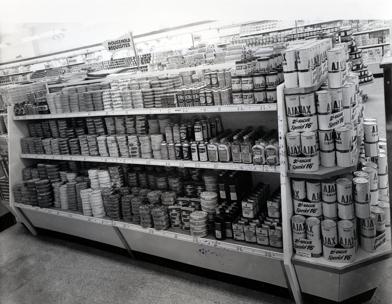 Husholdningsartikler midtergang, Woolworths butik, 1956 sverige av English Photographer