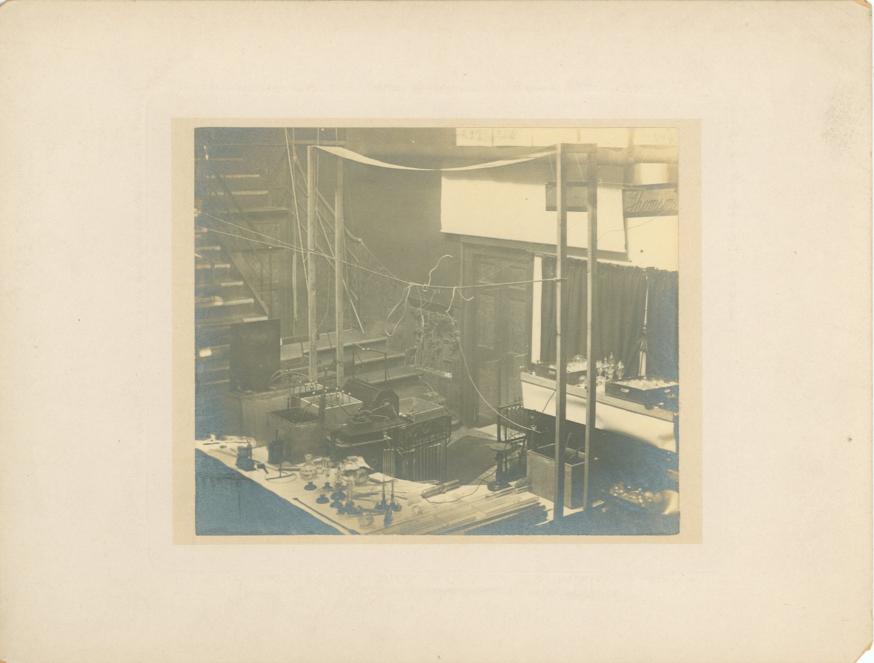 Bild av scenen, vid Royal Institution, strax innan Tesla höll sin föreläsning 1892 av English Photographer