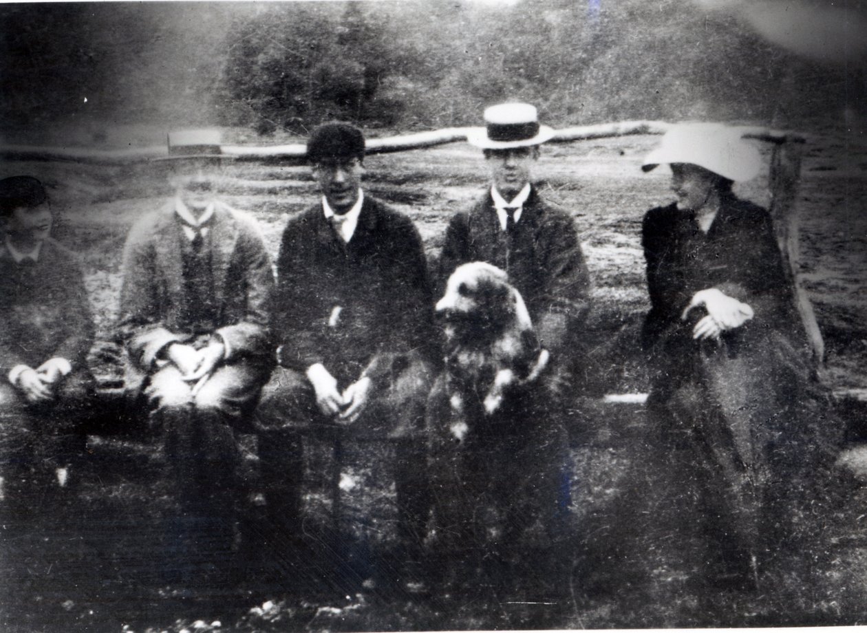 James och Lytton Strachey med Thoby, Adrian och Virginia Stephen i Fritham, Hampshire, 1901 av English Photographer