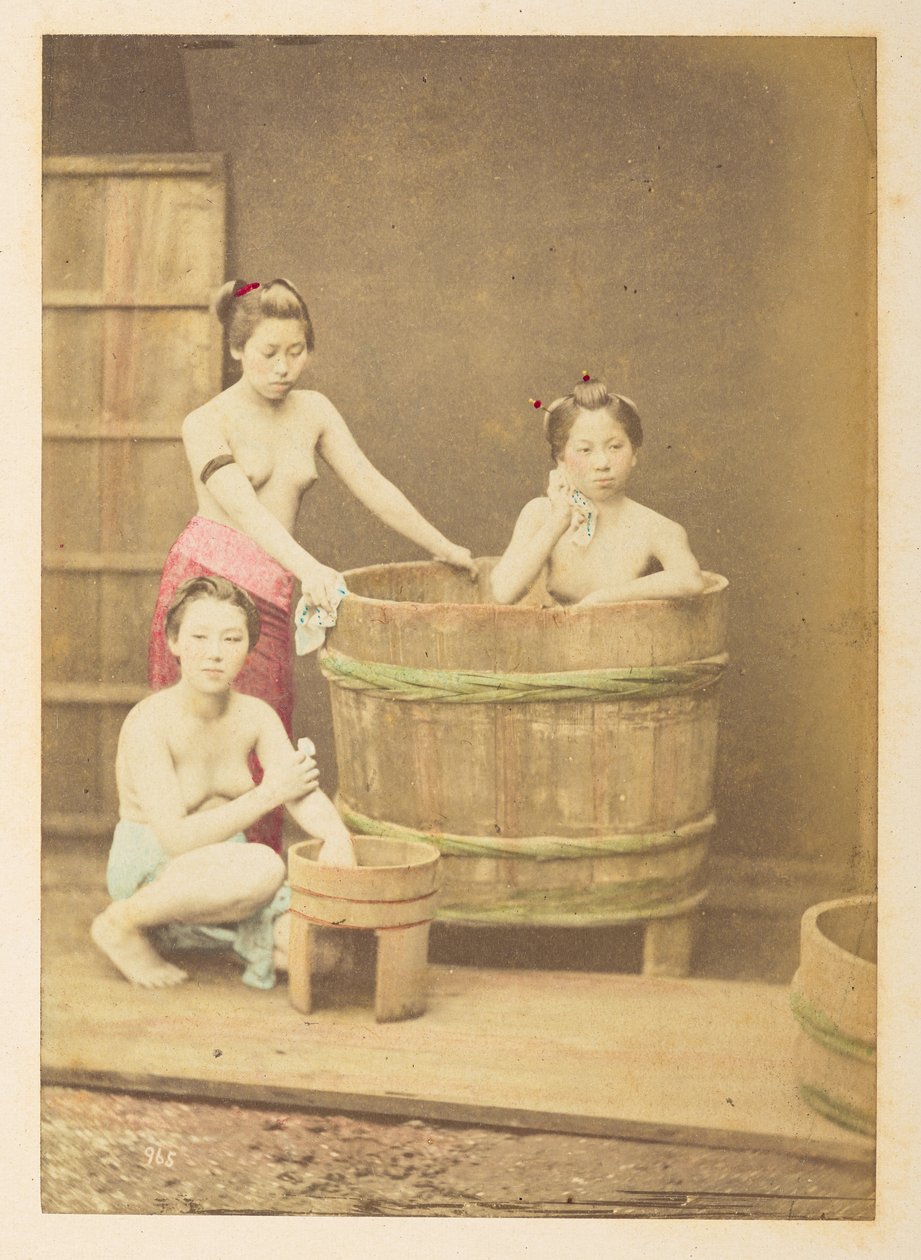 [Japanska] Flickor som badar, Studiotablå av tre halvnakna unga japanska kvinnor, poserade i och runt ett cirkulärt träbadkar,  Fotograf: Okänd  Lucas Collection: Fotografiskt rekord från Charles James och Morton P, Lucas världsturné av English Photographer