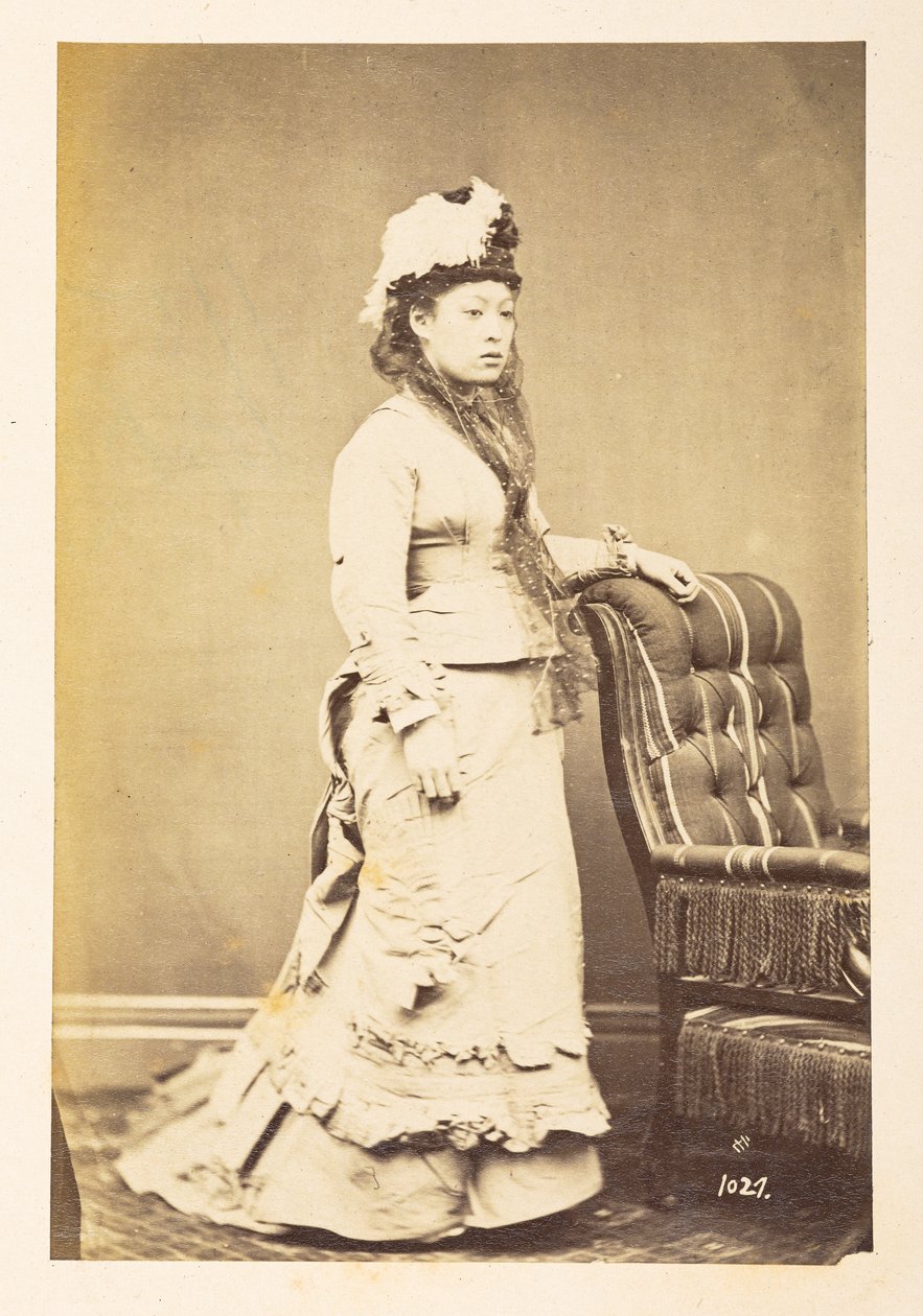 Japansk kvinna i europeisk klänning, Stående studioporträtt i full längd av en ung japansk kvinna i västerländsk klänning och hatt,  Fotograf: Okänd  Lucas Collection: Fotografiskt rekord från Charles James och Morton P, Lucas världsturné av English Photographer