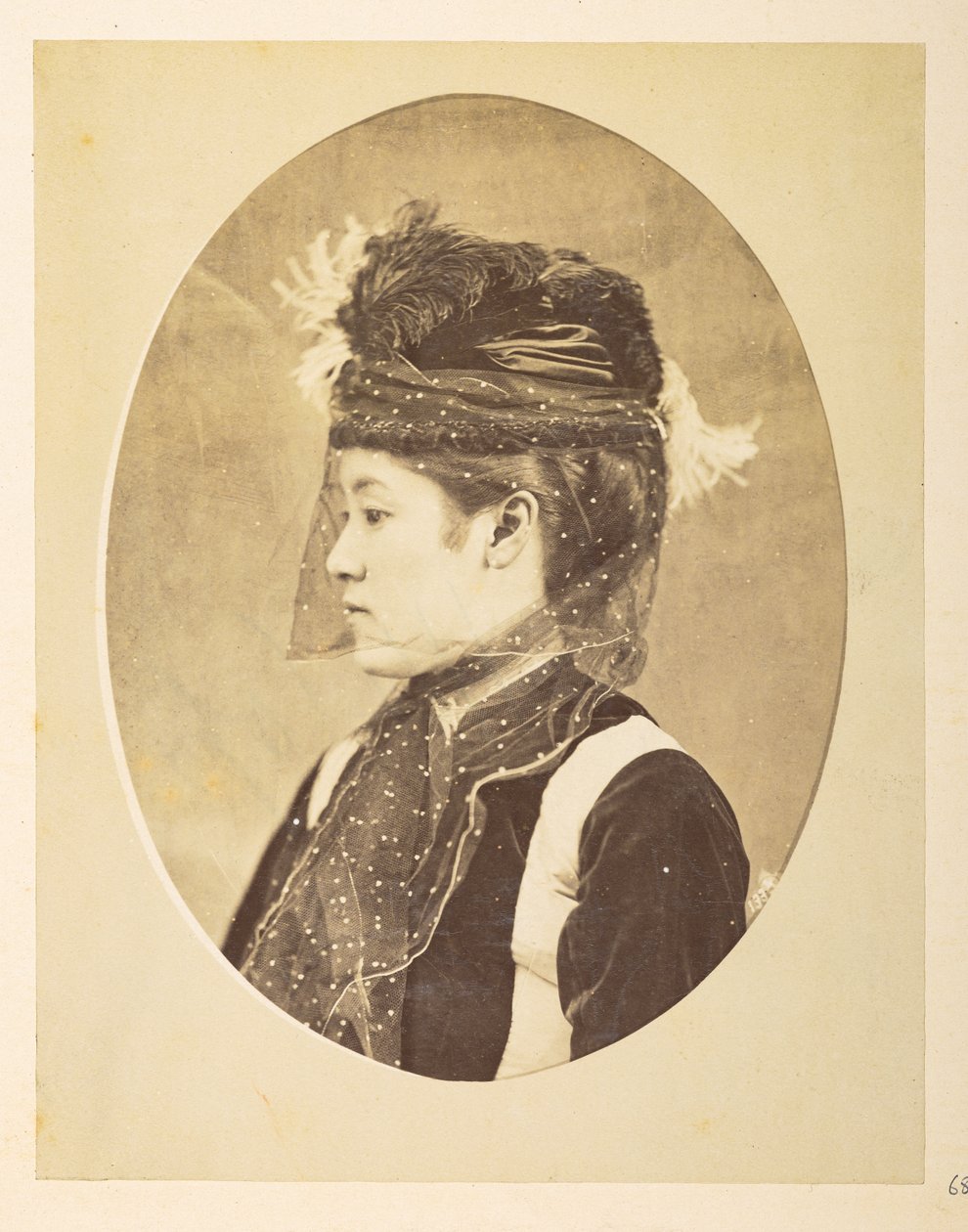 Japansk kvinna i europeisk klänning, Oval bild; huvud-och-axlar vänster profilporträtt av en ung japansk kvinna i europeisk klänning, med hatt och slöja,     Fotograf: Okänd  Lucas Collection: Fotografisk rekord av Charles James och Charles James världstur av English Photographer