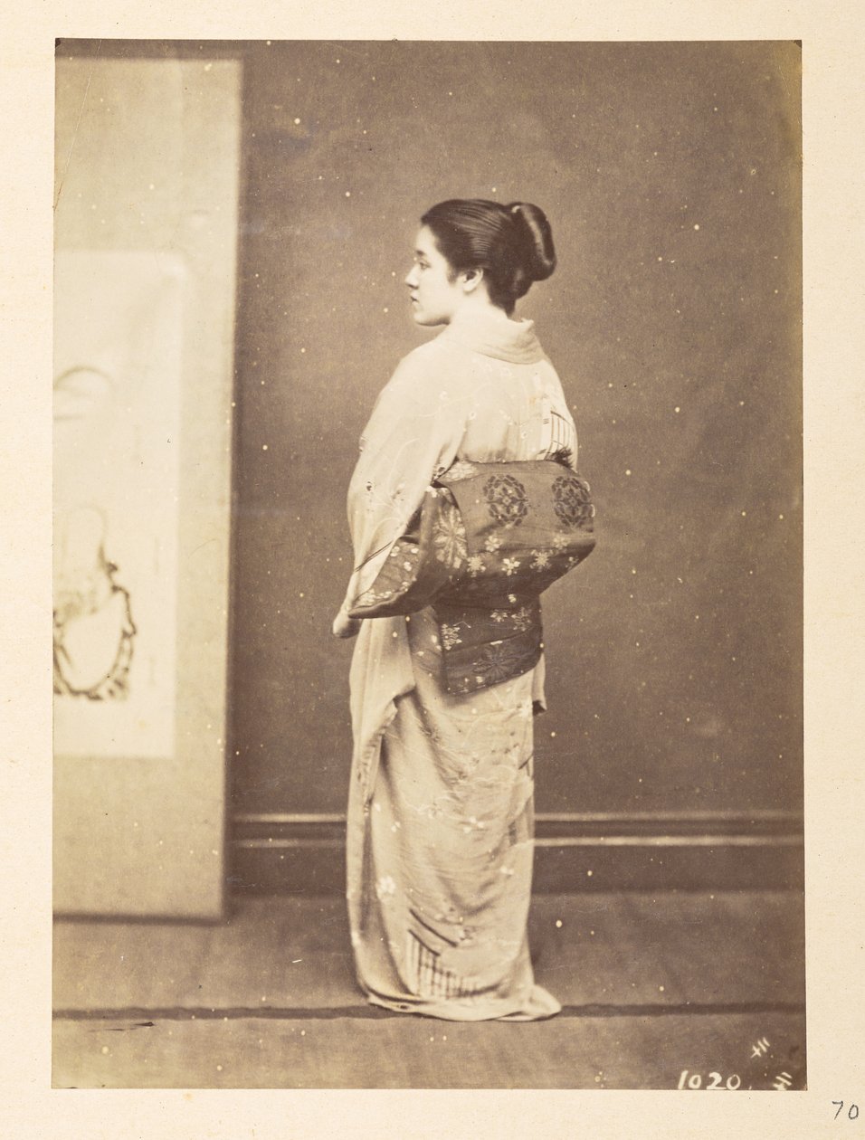 Japansk kvinna i traditionell klädsel, Fotograf: Okänd  Lucas Collection: Fotografiskt rekord från Charles James och Morton P, Lucas världsturné av English Photographer