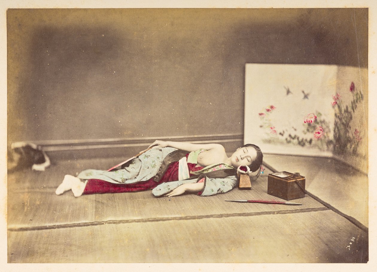 Japansk kvinna sover,   Studioporträtt av en ung japansk kvinna som sover, ena bröstet exponerat och med huvudet vilande på en träkudde,  Fotograf: Okänd  Lucas Collection: Fotografiskt rekord från Charles James och Morton Ps världsturné, av English Photographer