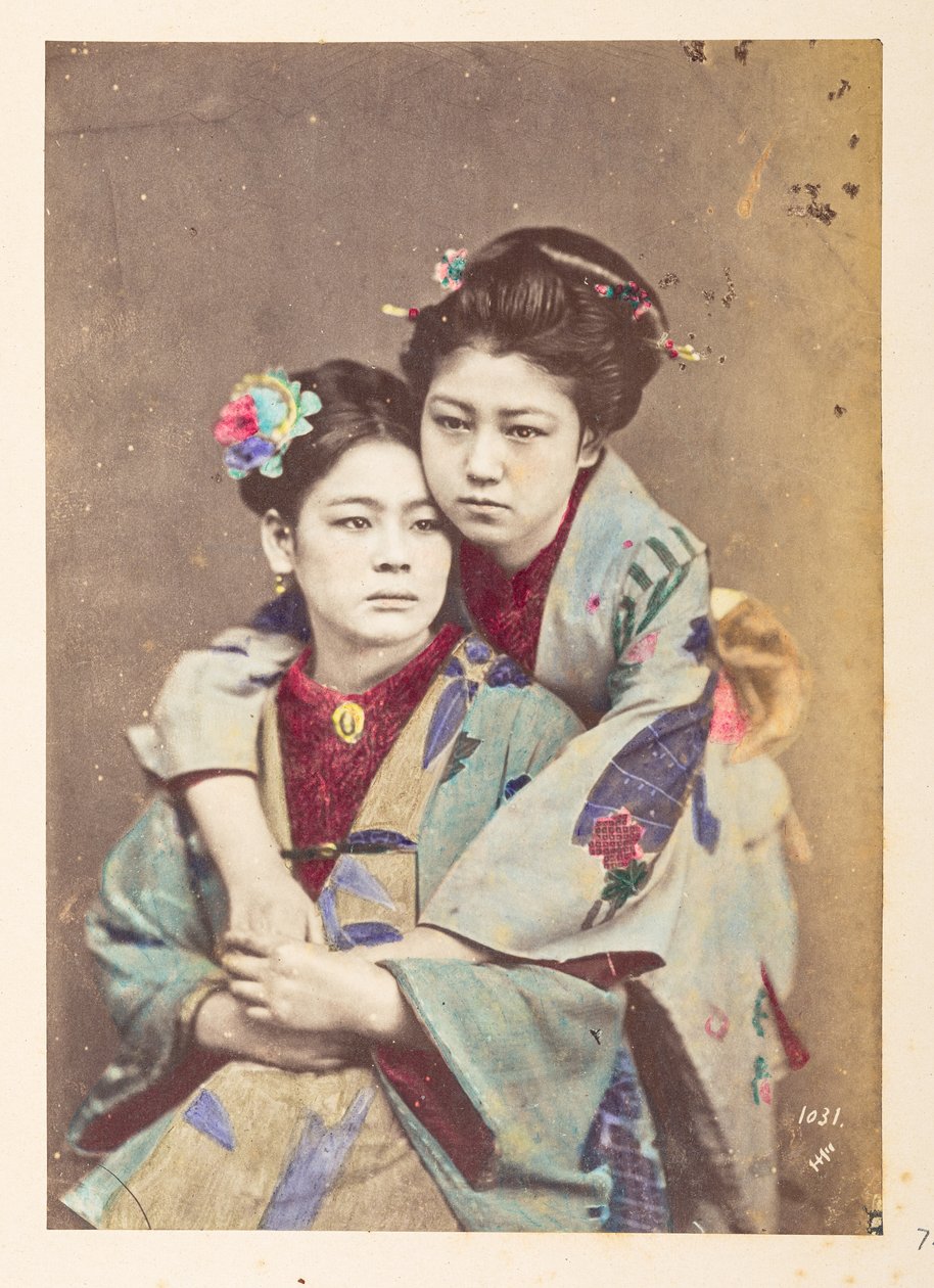 Japanska kvinnor i traditionell klädsel, Trekvartslångt porträtt av två unga kvinnor, en sittande, den andra lutad över hennes axel med armarna runt henne,  Fotograf: Okänd  Lucas Collection: Fotografiskt rekord från Charles Jas världsturné av English Photographer