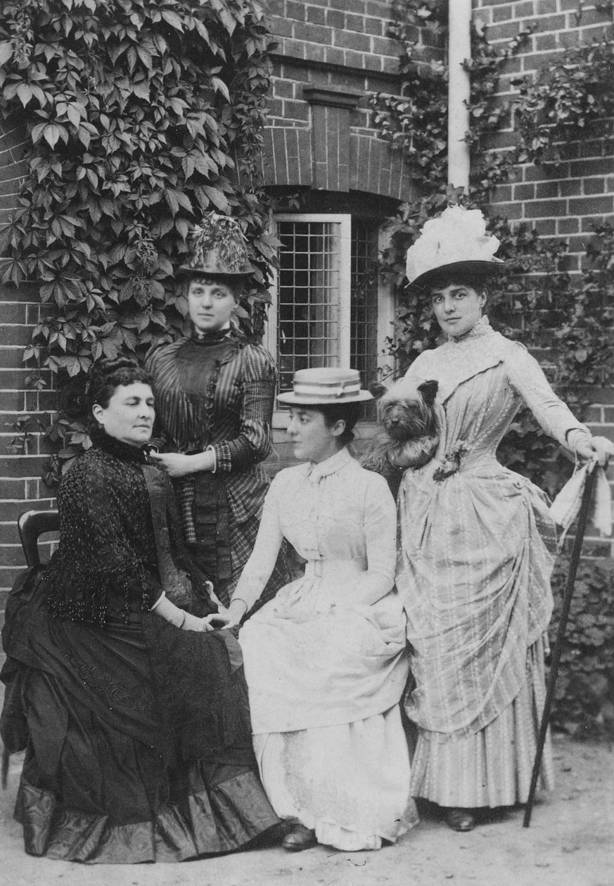 Jennie Jerome, senare Lady Randolph Churchill, med sin mamma och systrar (bw foto) av English Photographer