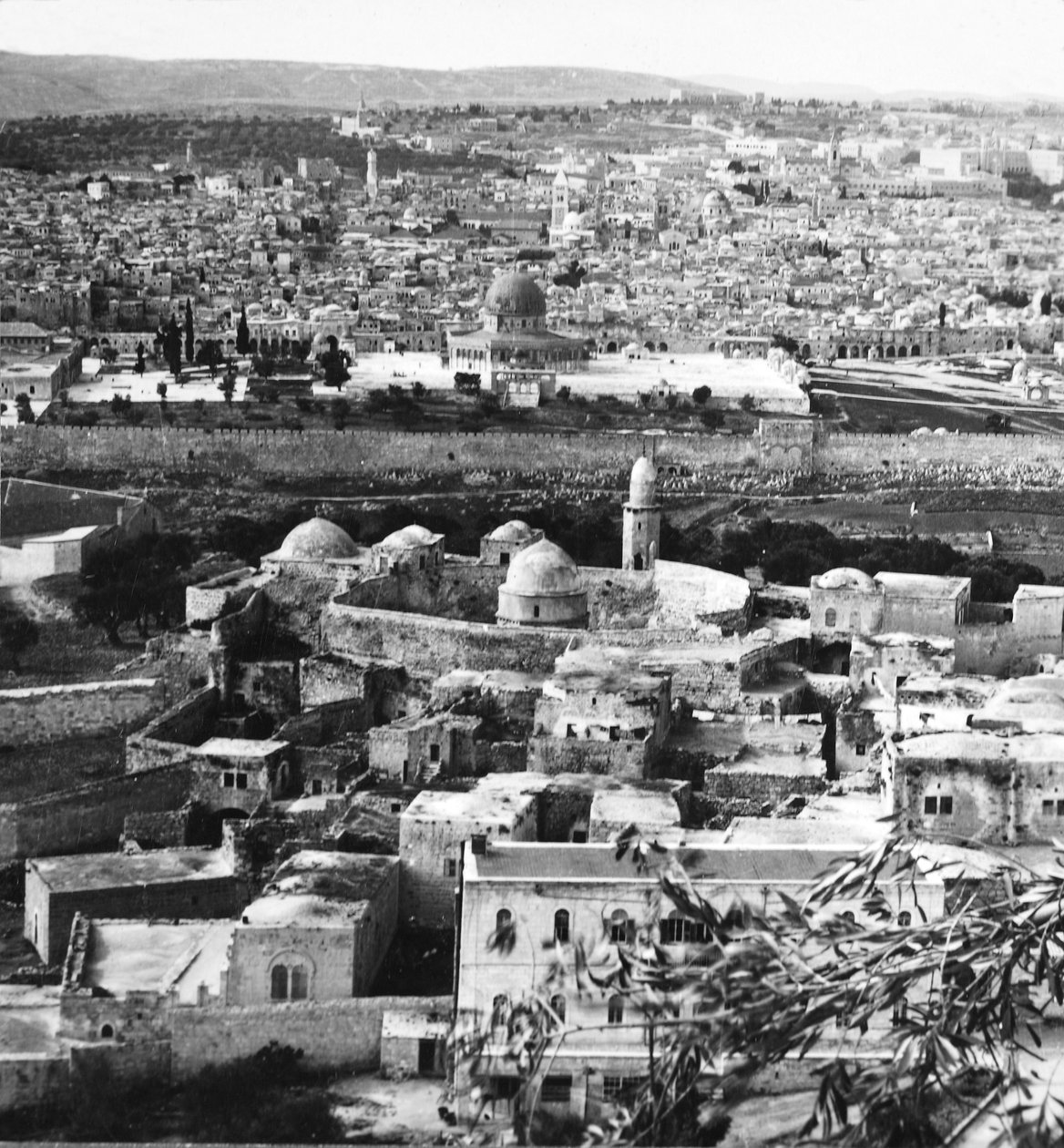 Jerusalem den heliga staden, mål för korsfararna, räddad för alltid från turkarna, 1917 av English Photographer