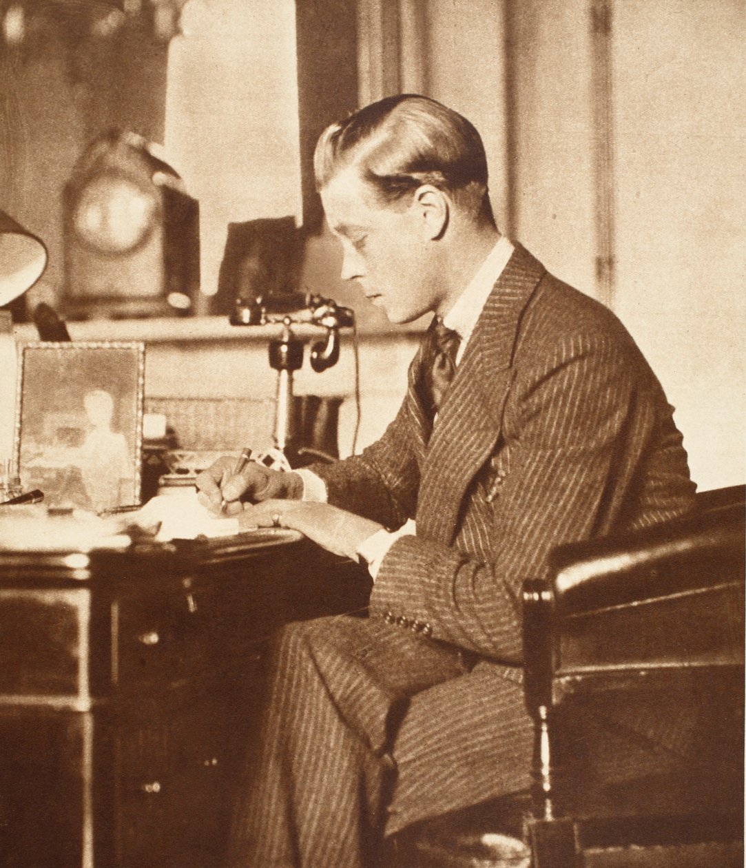 Kung Edward VIII vid sitt skrivbord i St. James
