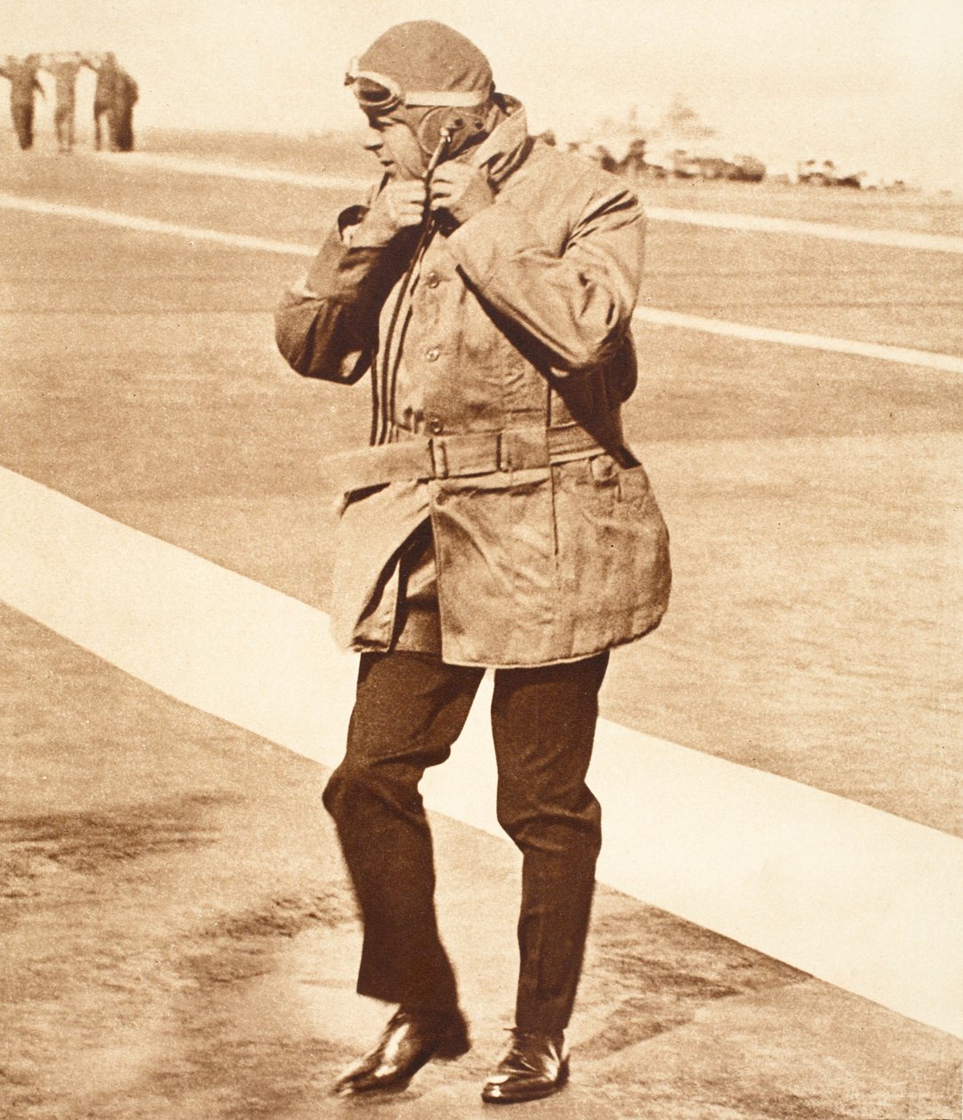 Kung Edward VIII landar i Weymouth efter en flygning från H.M.S. Modig av English Photographer