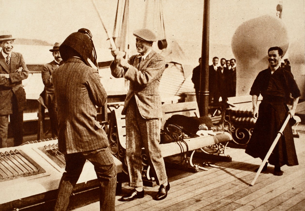 Kung Edward VIII testar en japansk fäkthjälm, 1922 av English Photographer