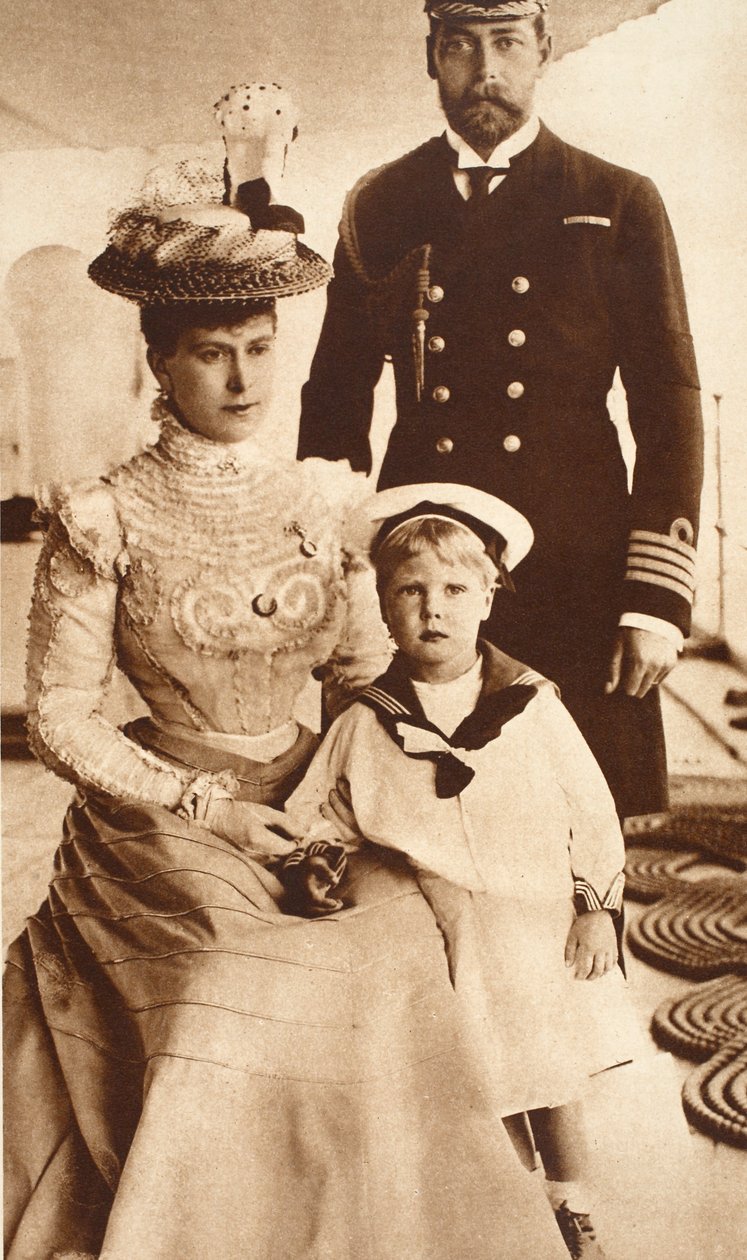 Kung George V, Queen Mary och deras son Edward VIII, ombord på H.M.S. Crescent, c.1899 av English Photographer
