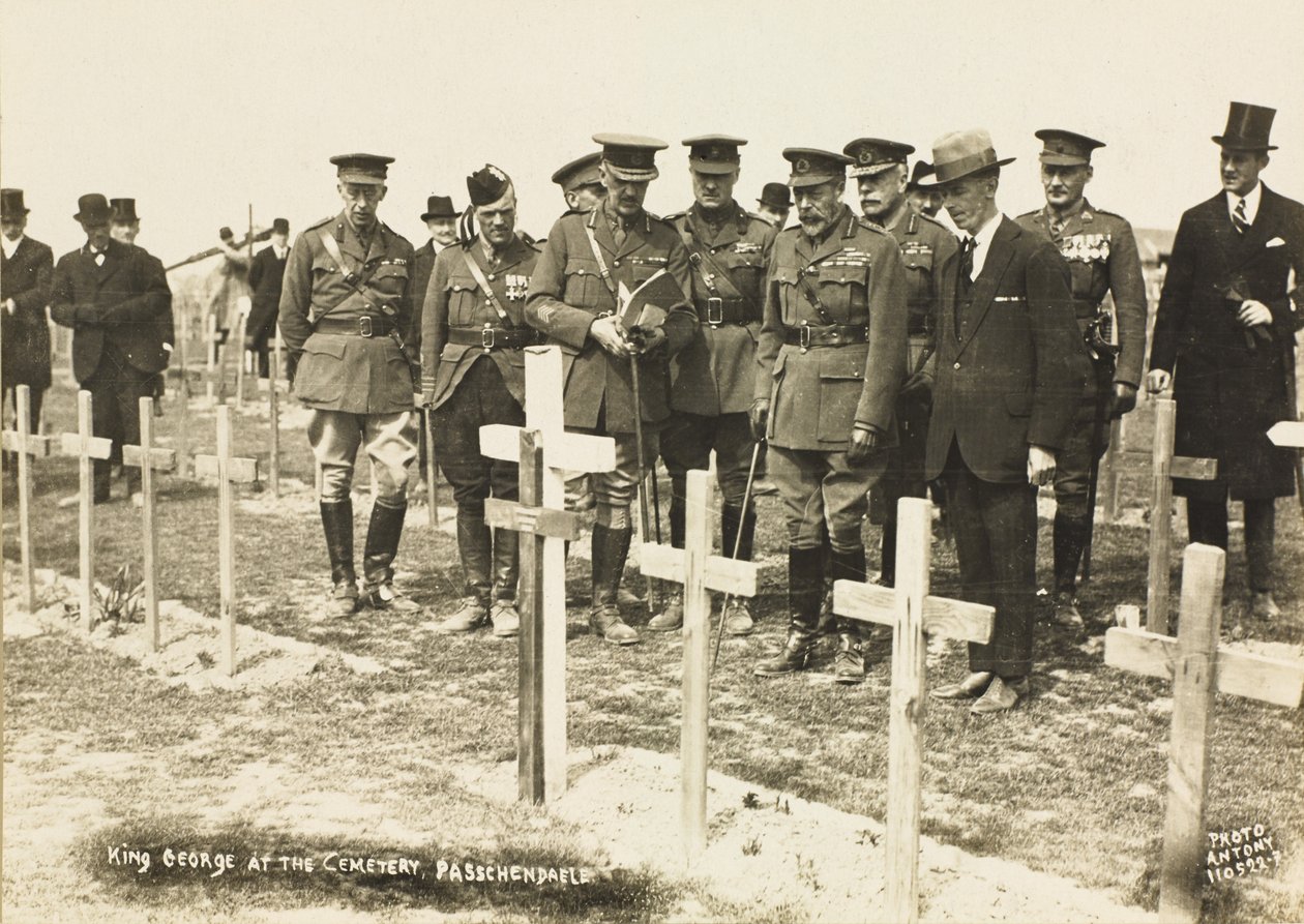 Kung George V på kyrkogården, Passchendaele av English Photographer