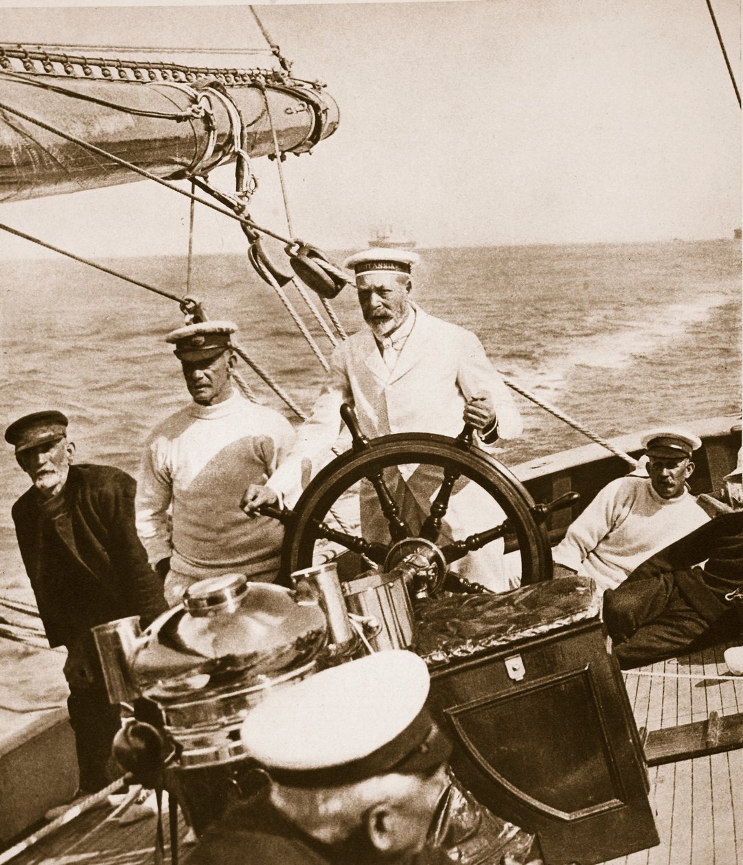 Kung George vid rodret för sin yacht Britannia, 1920-30-talet av English Photographer