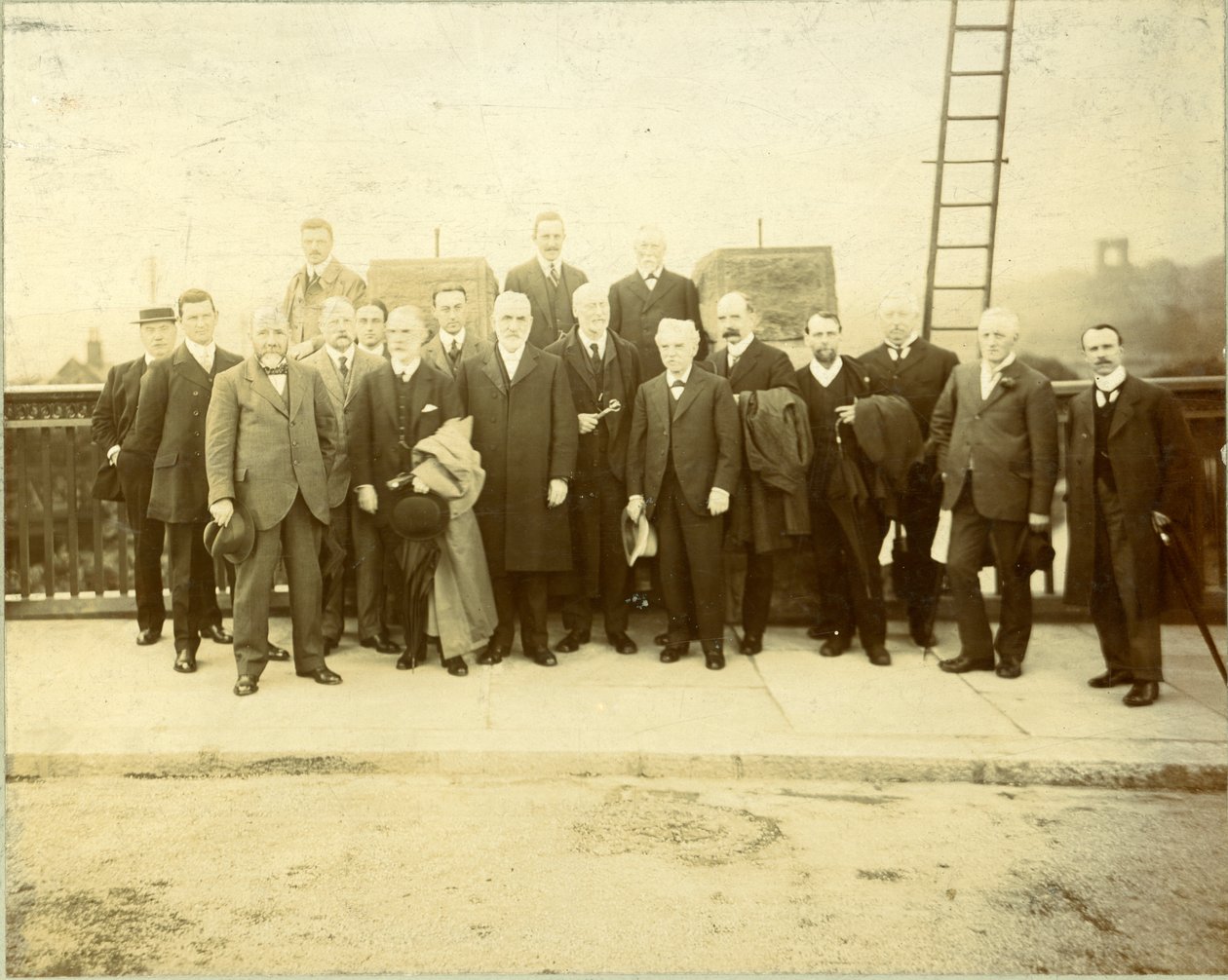 Ombyggnad av Kirkstall Bridge, invigd av Alderman F. M. Lupton, J.P., 28 juni 1912 (svartvitt foto) av English Photographer