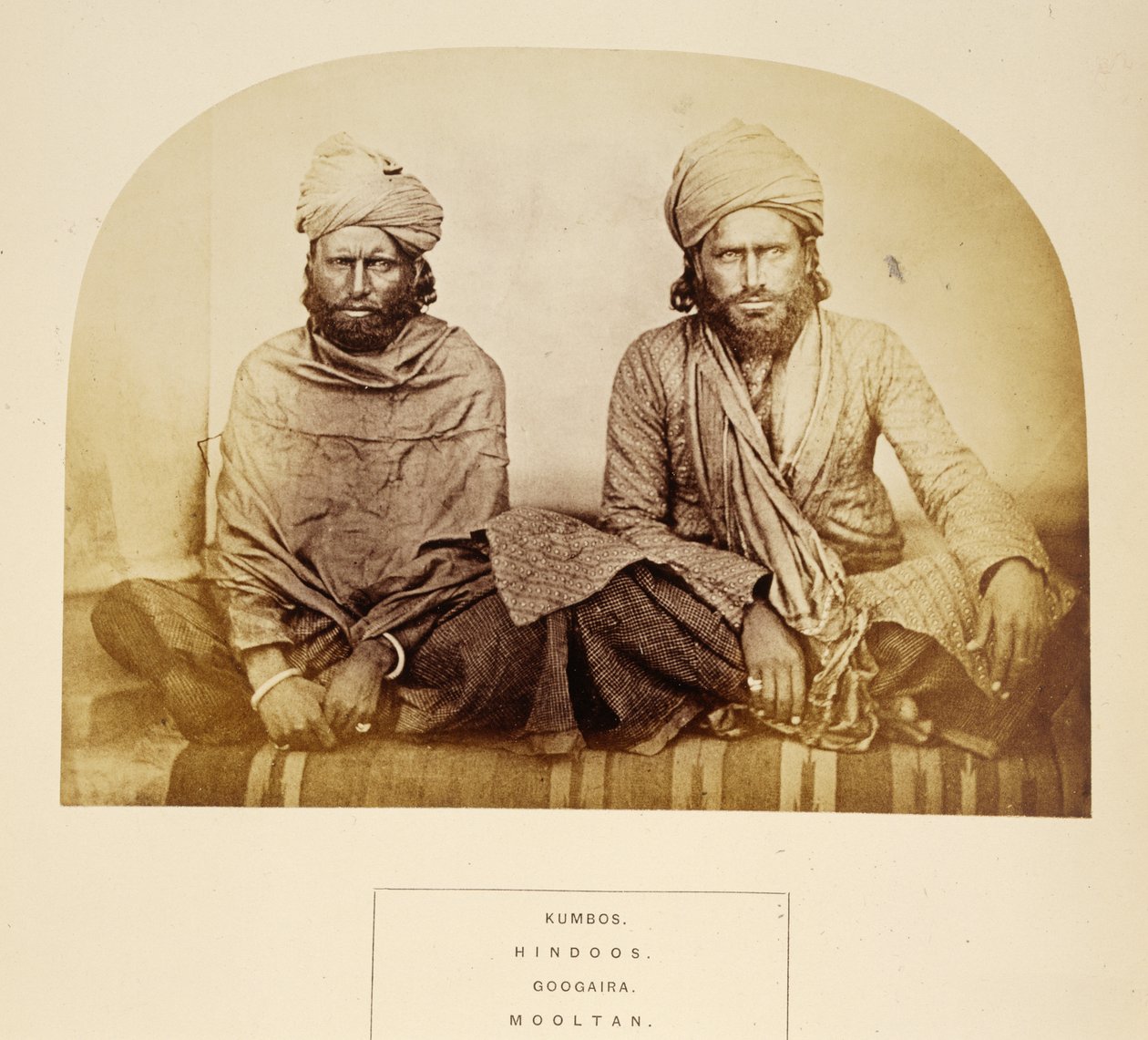 Kumbos, Hindoos, Googaira, Mooltan, från The People of India, av J. Forbes Watson, publicerad 1868 (albumtryck) av English Photographer