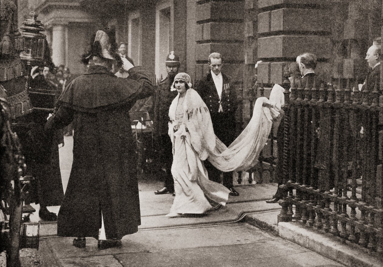 Lady Elizabeth Bowes Lyon på väg till sitt bröllop den 26 april 1923 med H.R.H. Hertigen av York, senare kung George VI, från The Story of Twenty Five Years, publicerad 1935 av English Photographer