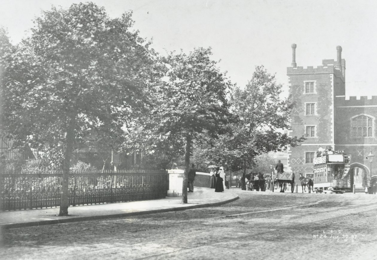Lambeth Bridge: infartsväg med Lambeth Palace i bakgrunden, 1897 av English Photographer