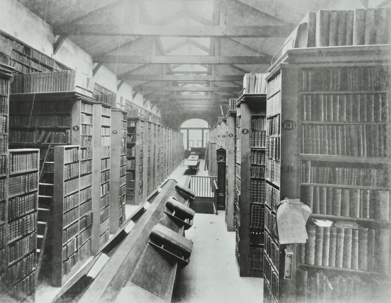 Library, Sion College, Victoria Embankment, City of London, 1885 av English Photographer