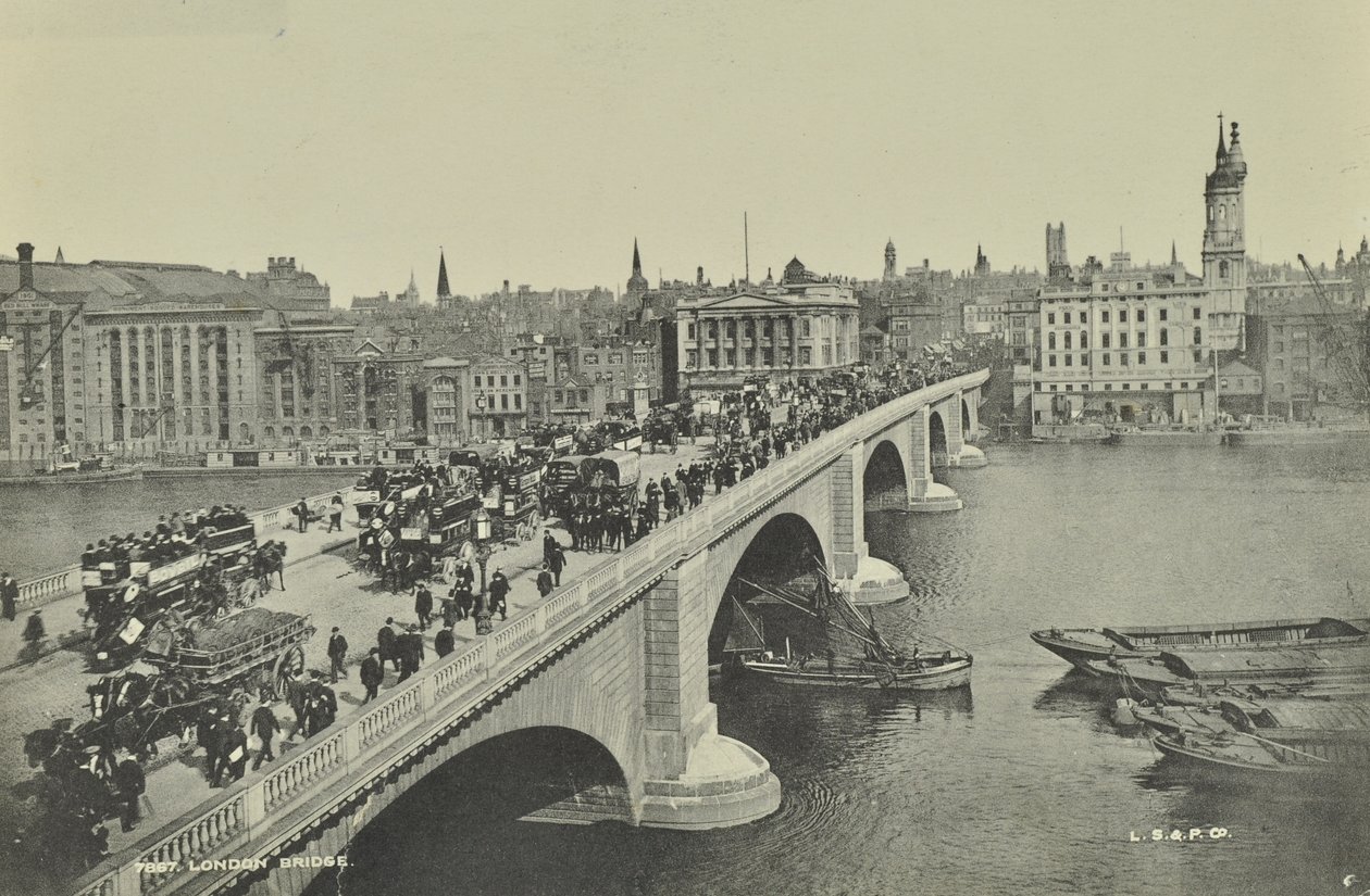 London Bridge: hästdragna omnibusar och vagn, såväl som fotgängare, korsar bron, 1895 av English Photographer