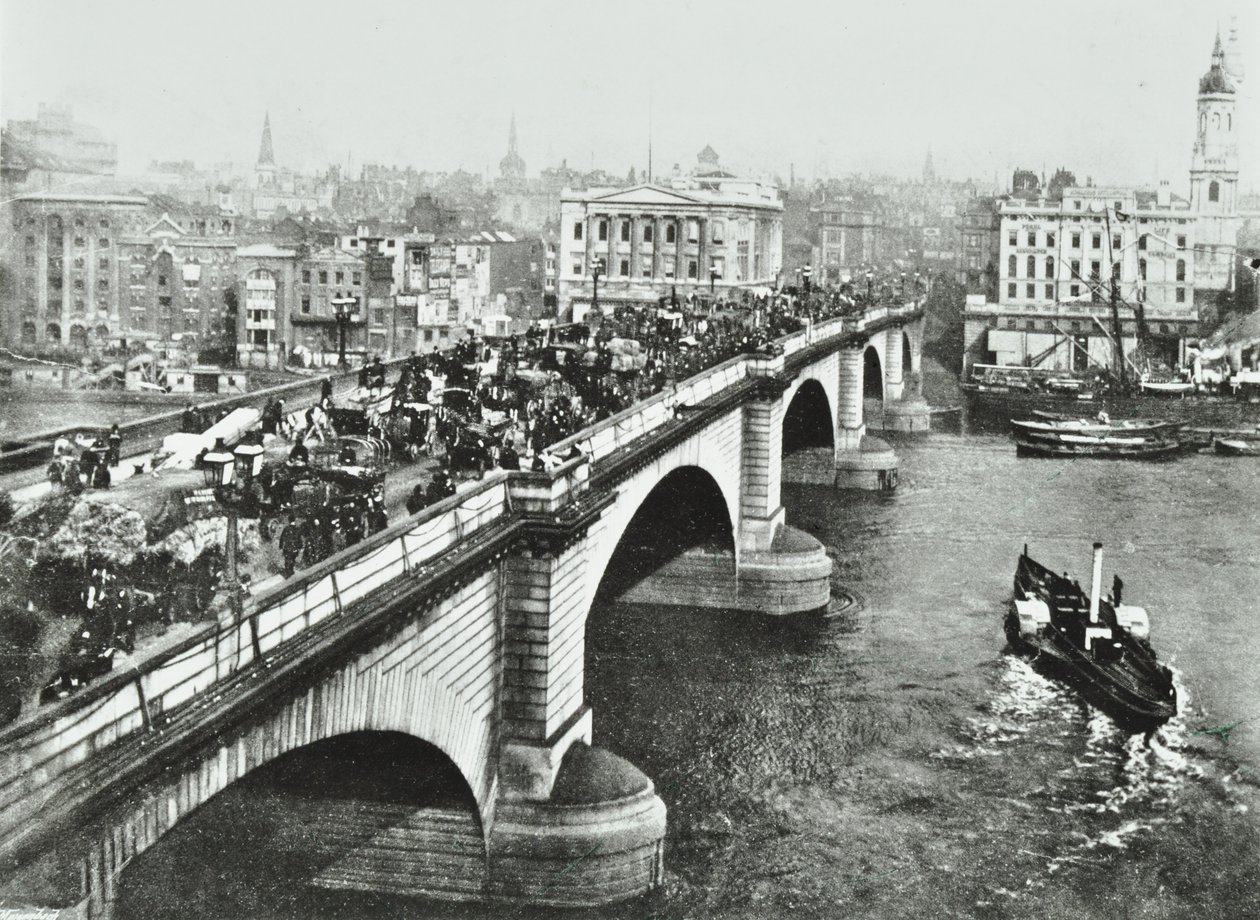London Bridge: hästdragen trafik på bron, 1895 av English Photographer