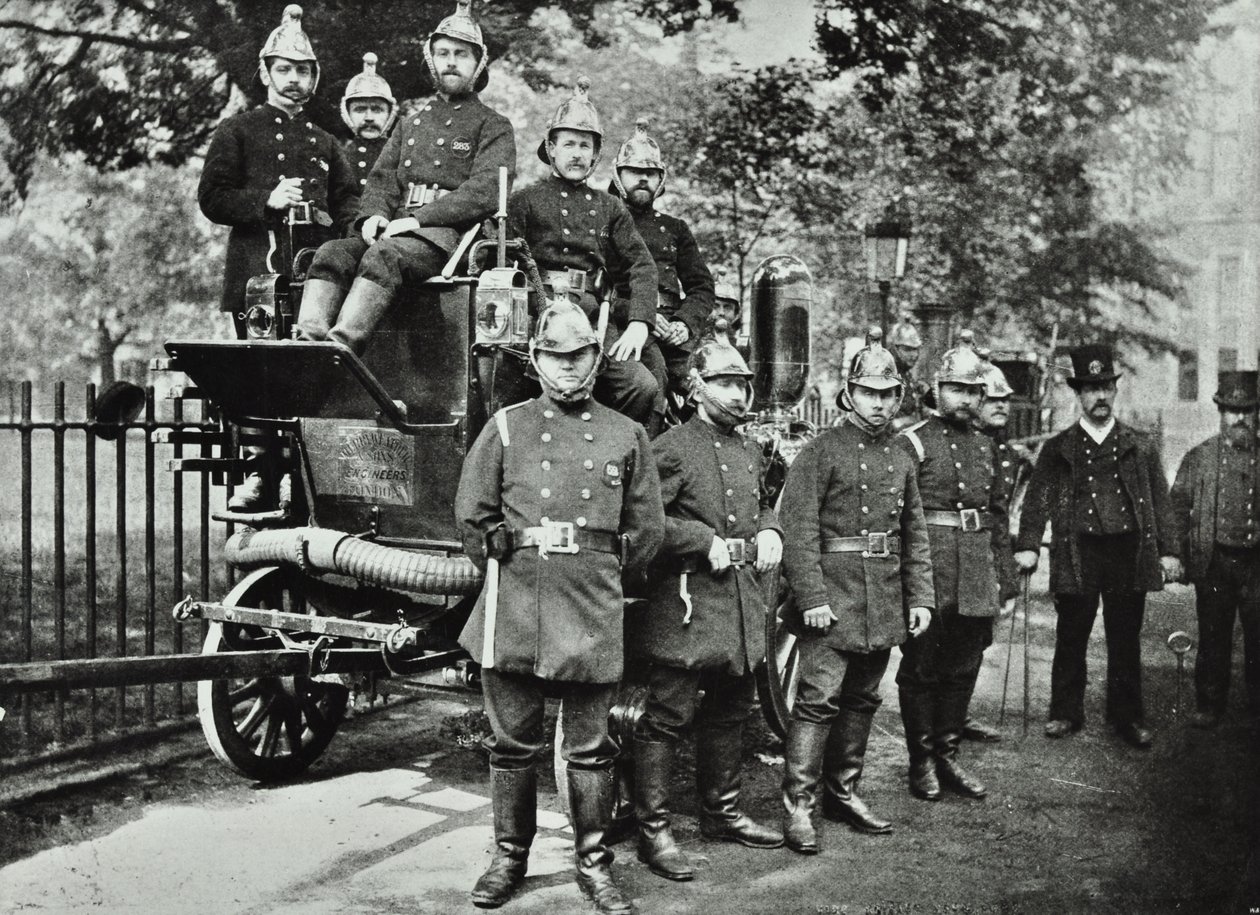 London Fire Brigade: grupp brandmän, med motor och kranar, 1895 av English Photographer