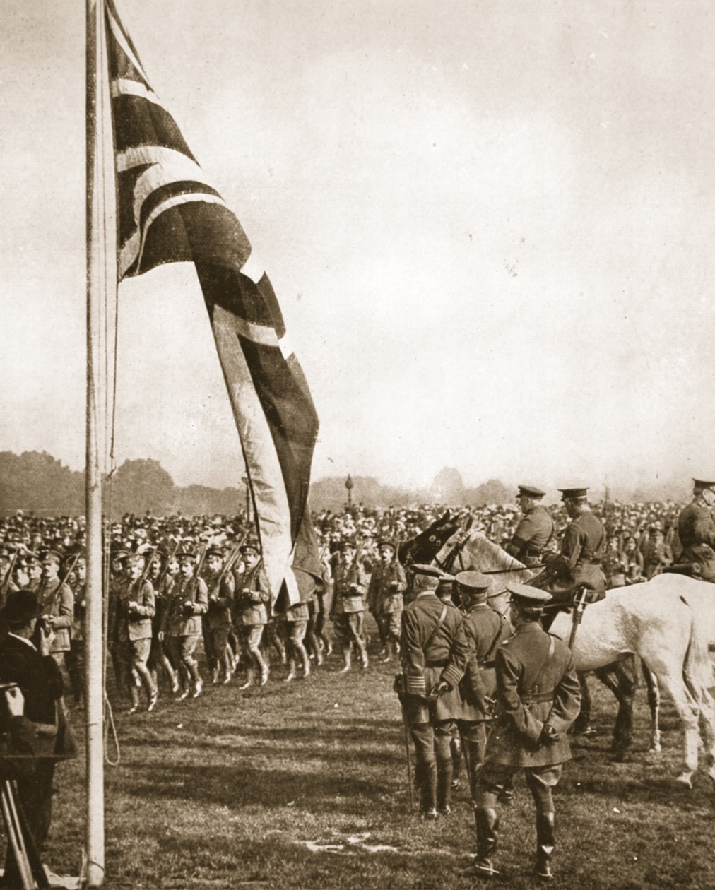 Lord French granskar volontärer i Hyde Park: Ögon kvar på salutbasen, från The Illustrated War News, 14 juni 1916 (sepiafoto) av English Photographer