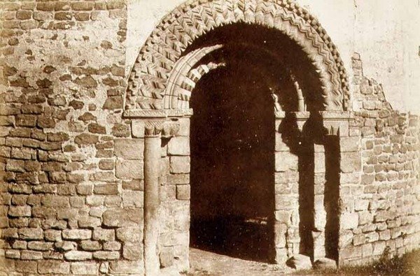 Ludlow Castle: Rundkyrkans dörr, ca 1852-3 (foto) av English Photographer