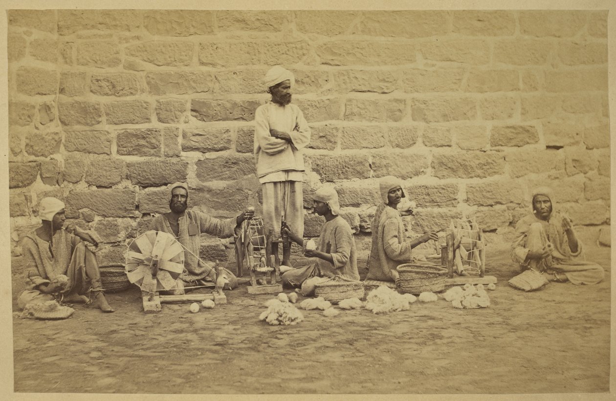 Manliga fångar lindar bomull på snurrande hjul i Karachi fängelse. c. 1873160 mm x 250 mm Fotograf: Michie and Company Archaeological Survey of India Samlingar: India Office Series (Volume 52). av English Photographer