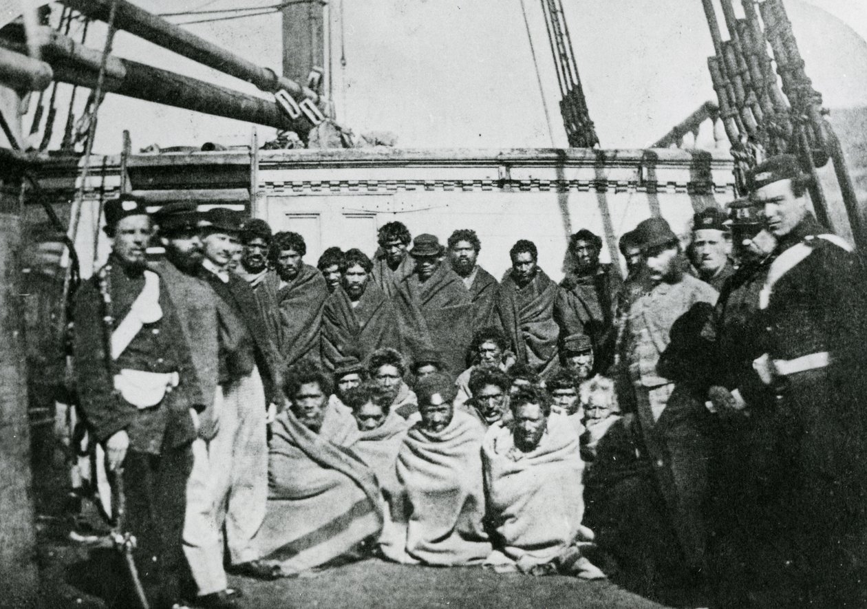 Maorifångar ombord på en fängelsehulk i Wellingtons hamn, 1866 av English Photographer