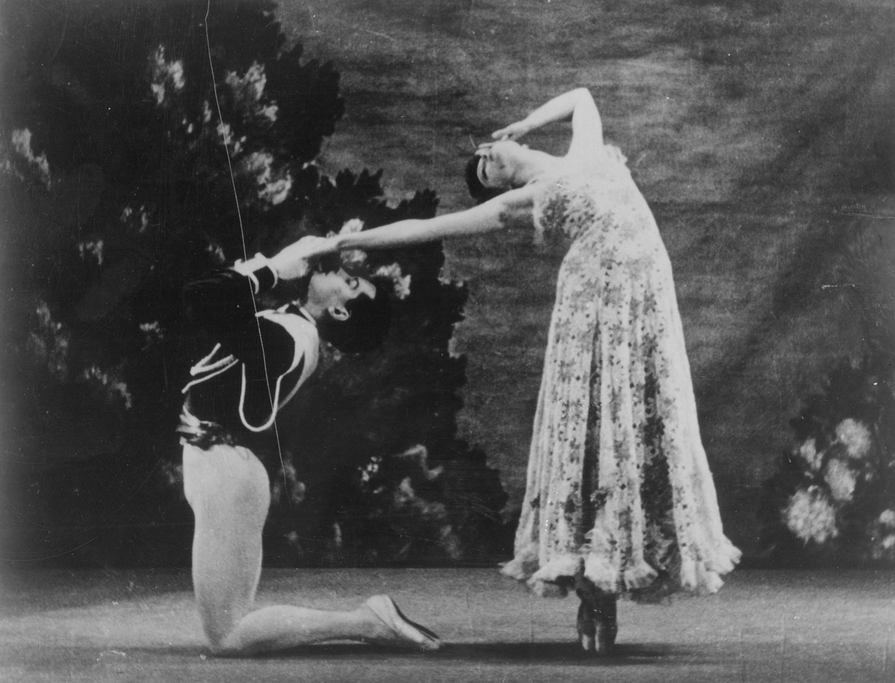 Maude Lloyd och Hugh Laing framför 