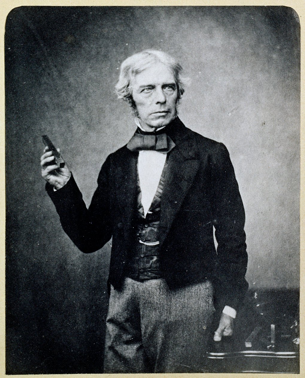 Michael Faraday (1791-1867) håller i en barmagnet, av Maull och Polyblank av English Photographer