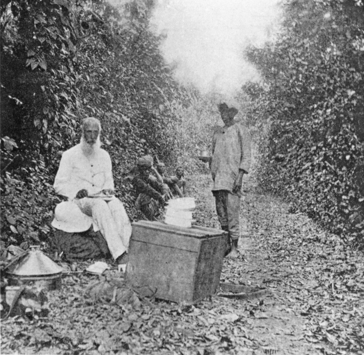 Middagsstopp på marschen, från Under the African Sun; Under den afrikanska solen; en beskrivning av inhemska raser i Uganda, sportäventyr och andra upplevelser, av William John Ansorge, 1899 (bw phot av English Photographer