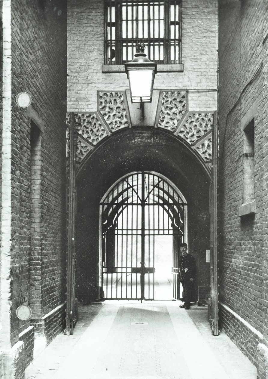 Millbank fängelse: huvudpassage, vaktmästare Barnard i dörröppningen, 1885 av English Photographer