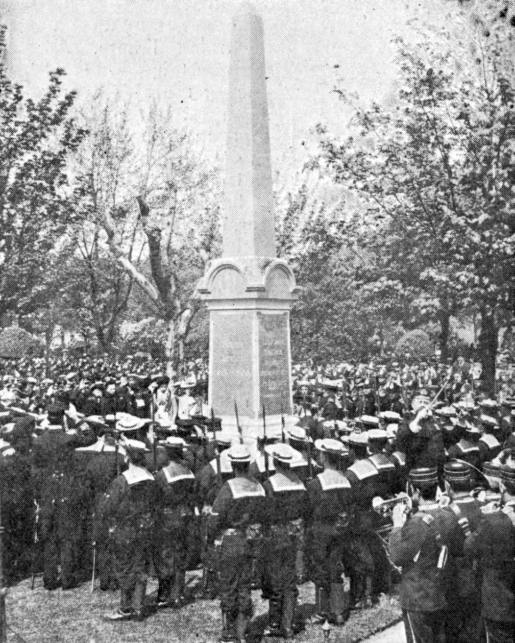 Monument till minne av officerarna och männen från H.M.S Powerful, illustration från Kungen, 25 maj 1901 av English Photographer
