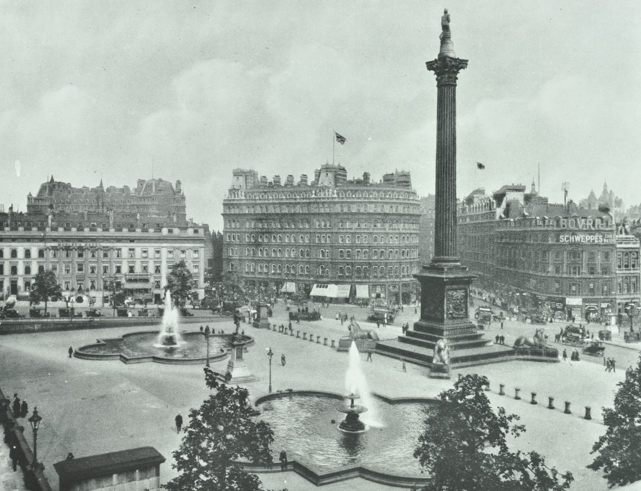 Nelsons Column, Trafalgar Square, Westminster LB: blickar mot sydost, 1895 av English Photographer