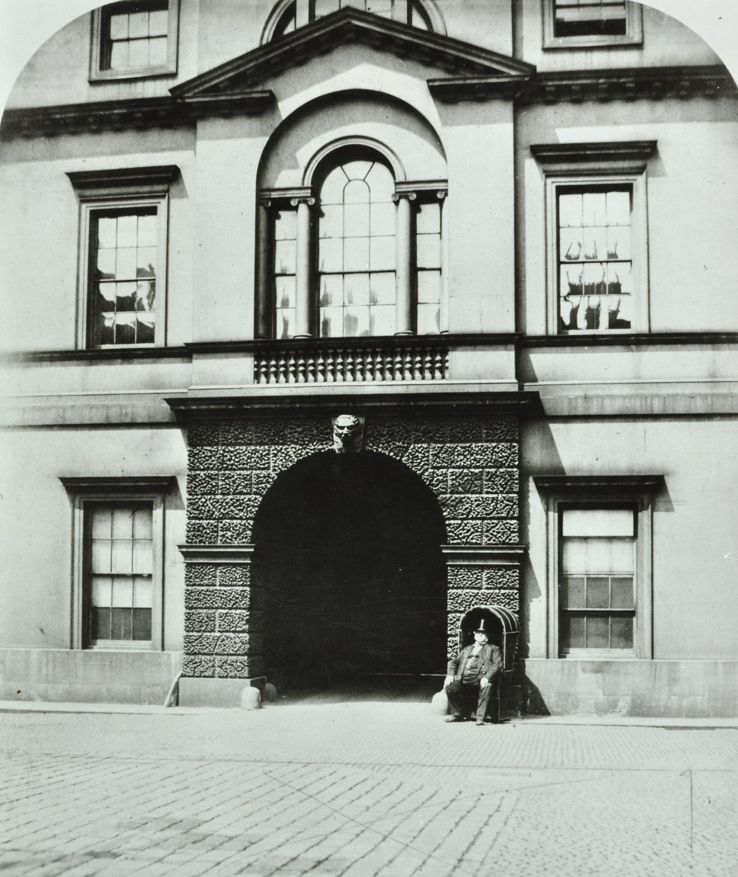 Northumberland House, Charing Cross, Westminster LB: innergård, 1880 av English Photographer