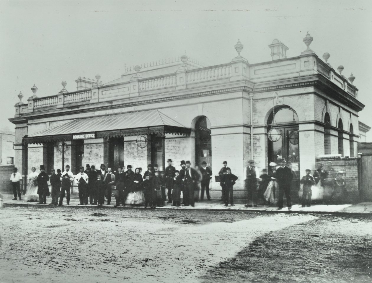 Notting Hill Gate Station: exteriör av Metropolitan Railway, 1868 av English Photographer