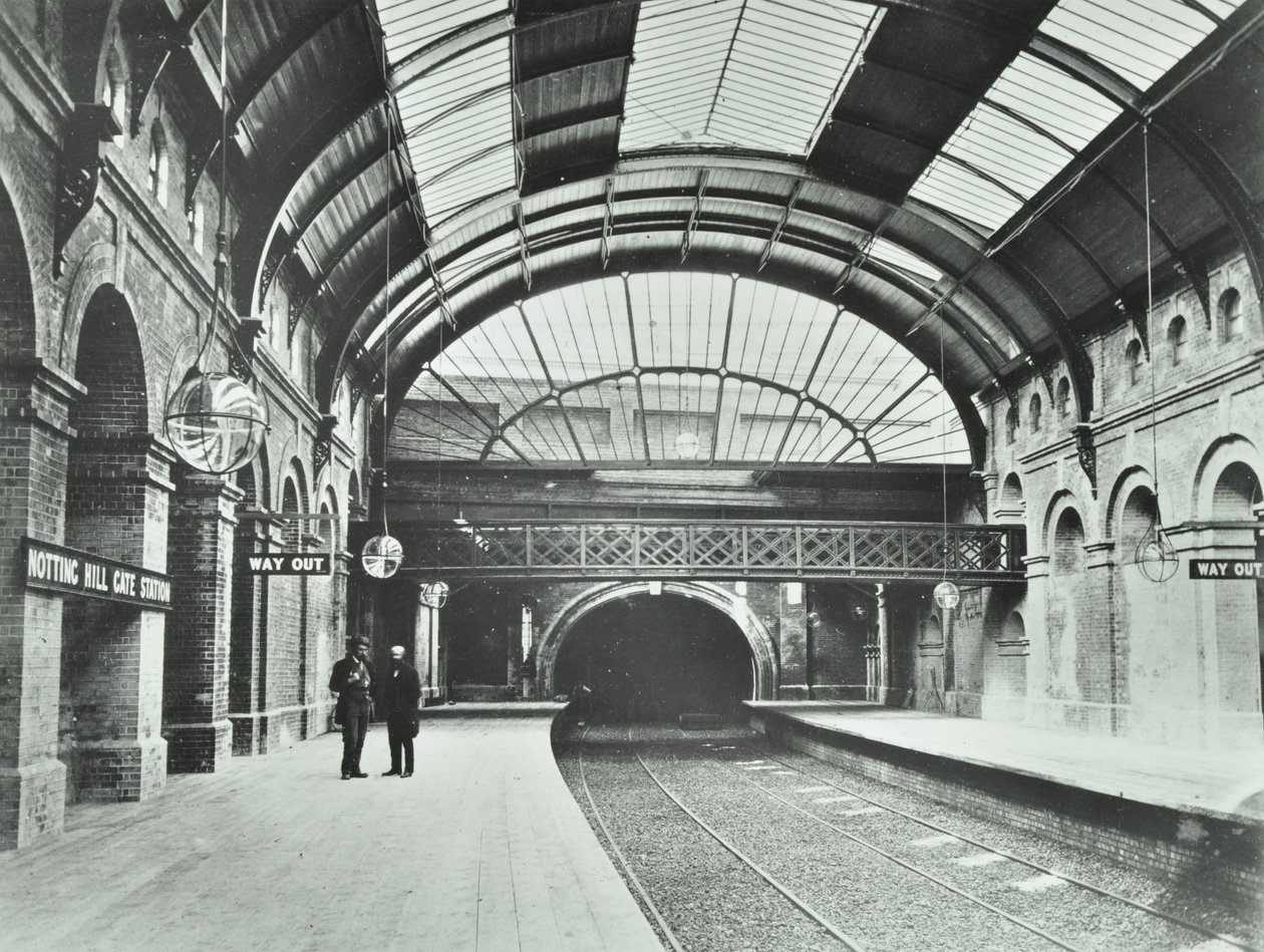 Notting Hill Gate tunnelbanestation: utsikt över plattformar och spår, 1868 av English Photographer