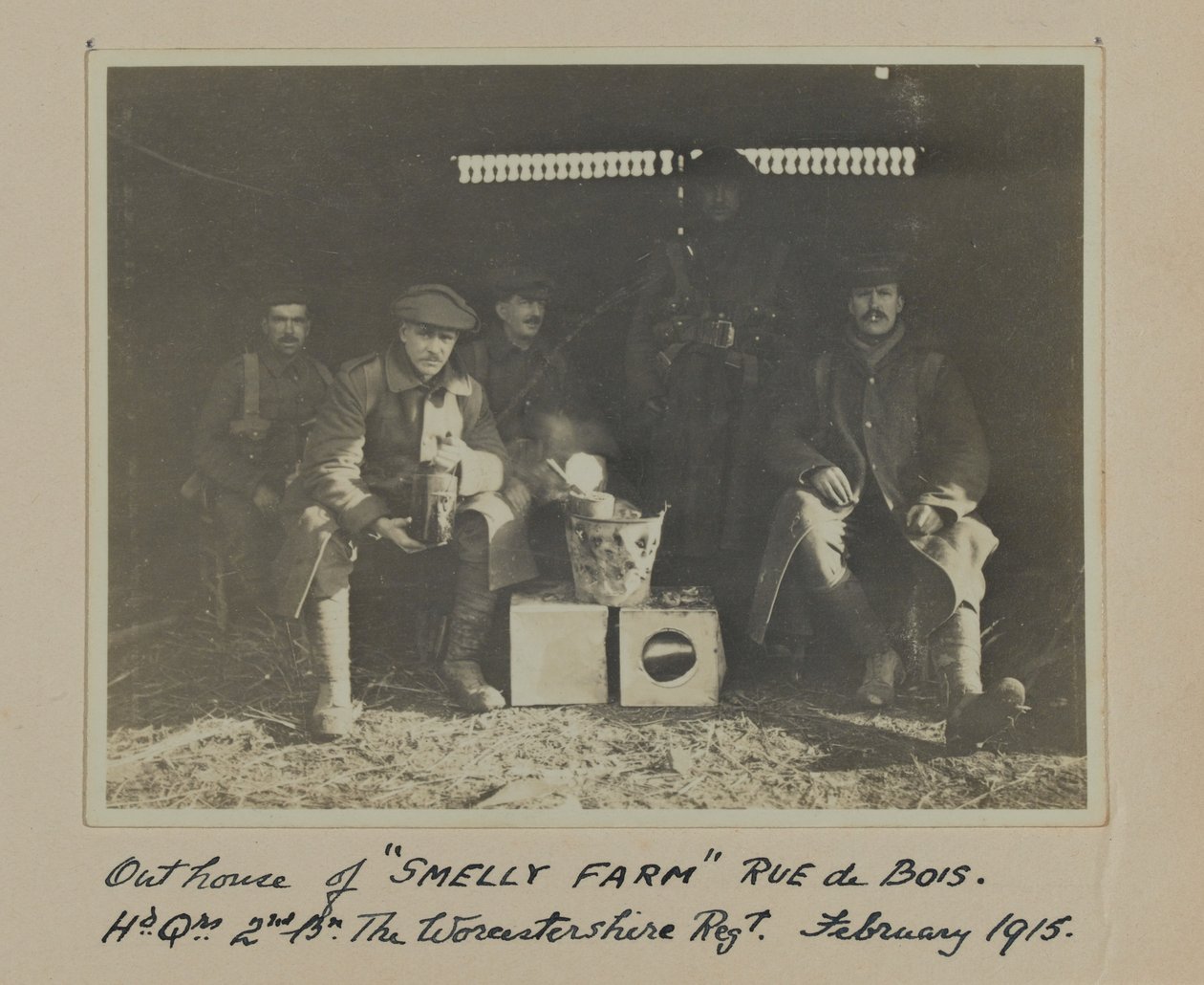 Utedass till SMELLY FARM Rue de Bois. Hd. Qrs. 2nd Bn The Worcestershire Regt. februari 1915 av English Photographer