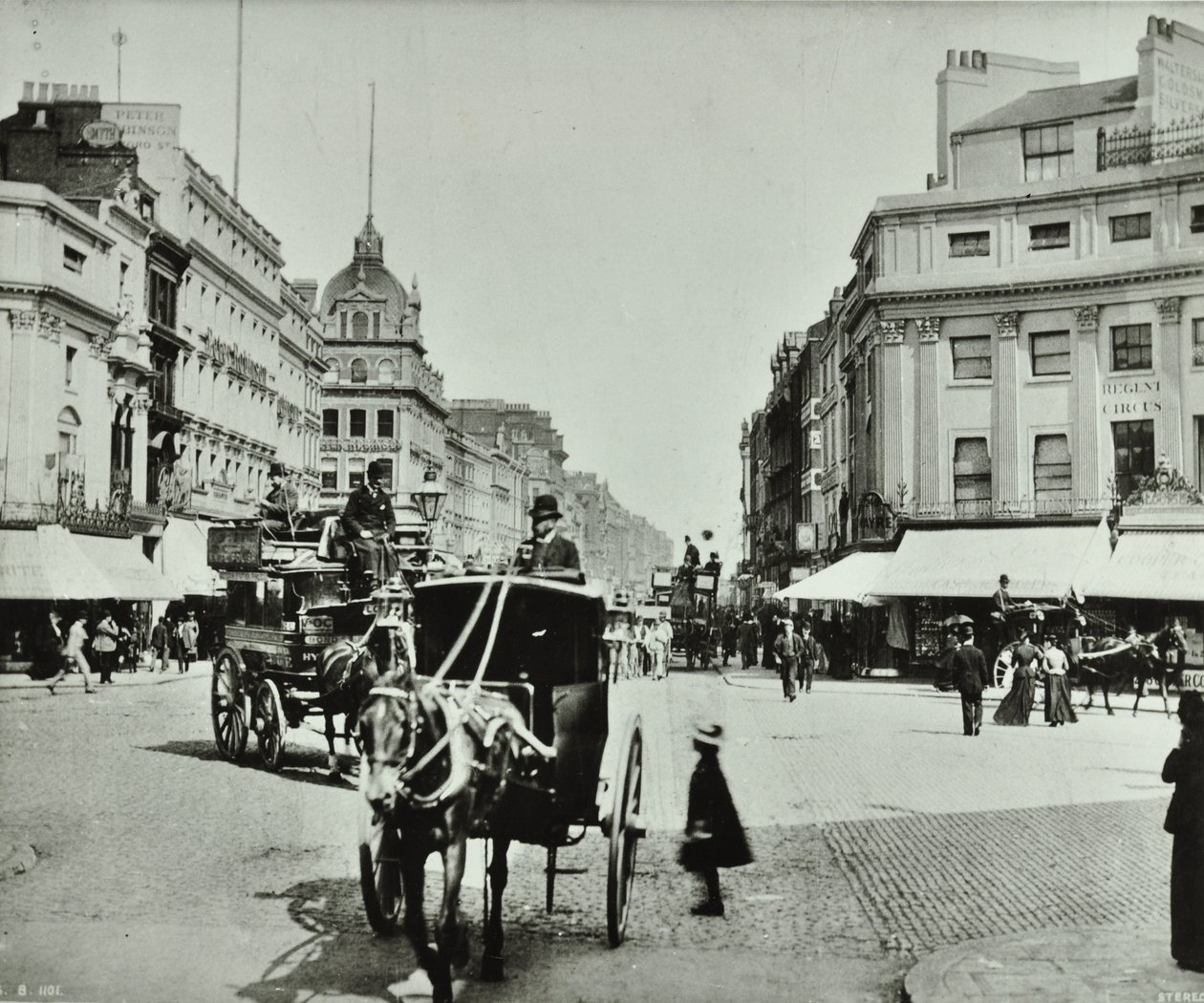 Oxford Circus, Westminster LB: look east, 1890 av English Photographer