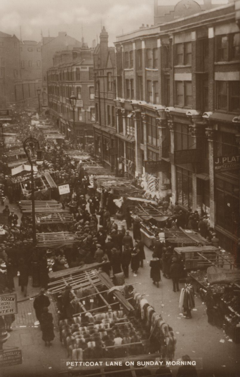 Petticoat Lane, London, på söndag morgon (svartvitt foto) av English Photographer