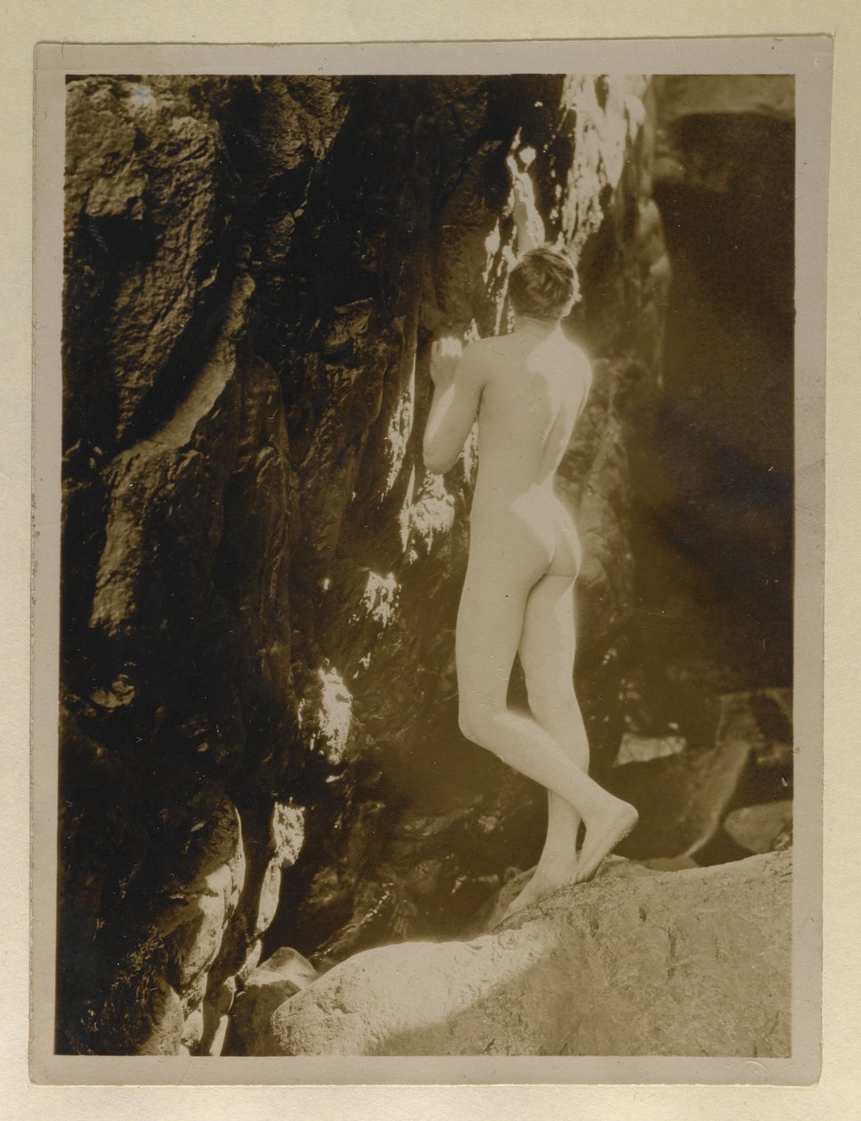 Fotografi av Alistair Graham naken, förvarat med hans brev till Evelyn Waugh, ca 1924 (silvertryck av gelatin) av English Photographer