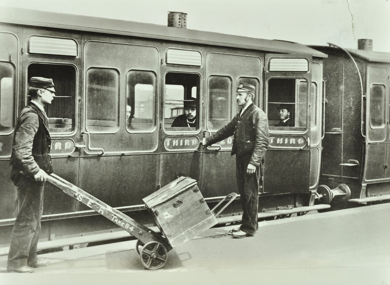 Perrongbärare vid en järnvägsstation, 1885 av English Photographer